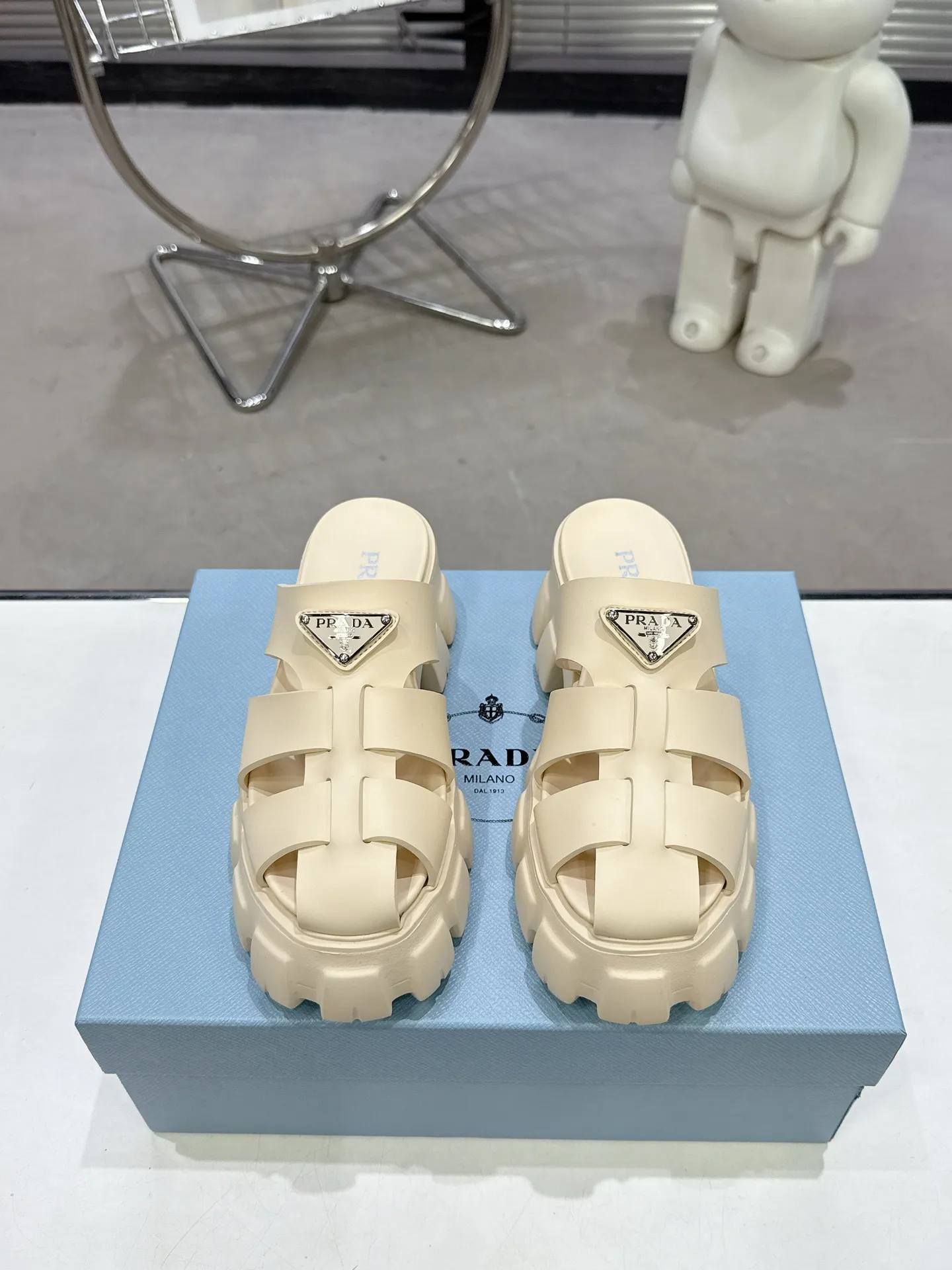 👟👟Ex-factory price 440👟👟 2025 exclusive version super popular🎊🎊🎊prada Prada triangular buckle serrated Roman thick-soled rubber foam ultra-light sandals are retro, fashionable and avant-garde, the upper perfectly restores the original craftsmanship, making the whole pair of shoes light and comfortable, full of holiday feel, bright colors💐💐💐💐 A variety of choices to satisfy fashionable people of different styles! The iconic metal triangle logo is paired with the shape of ancient beach sandals. Every design element is fashionable! Code number 35-40​